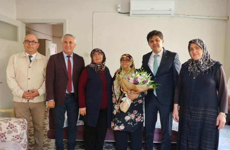 İL MİLLÎ EĞİTİM MÜDÜRÜ MUHAMMED ÖZDEMİRCİ, ŞEHİT HASAN DİKMEN’İN ANNESİ SAFİYE DİKMEN’İ ZİYARET ETTİ