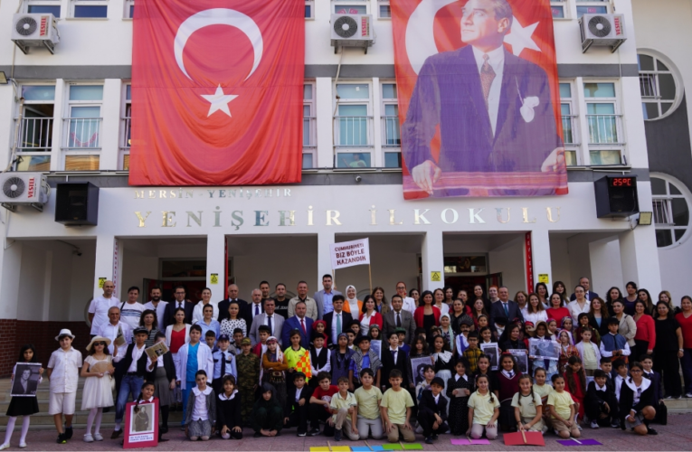 İL MİLLÎ EĞİTİM MÜDÜRÜ MUHAMMED ÖZDEMİRCİ, YENİŞEHİR İLKOKULUNDAKİ “CUMHURİYET YOLUNDA” SERGİSİNİN AÇILIŞINI GERÇEKLEŞTİRD