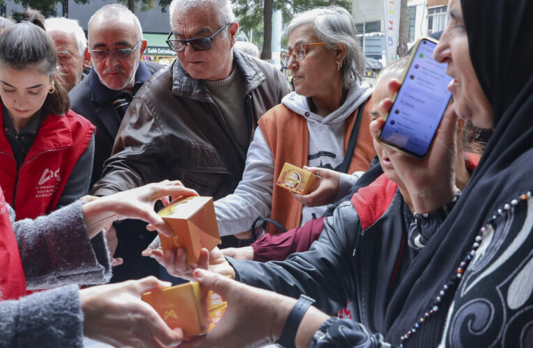 BÜYÜKŞEHİR REGAİP KANDİLİ’NDE 15 BİN KANDİL SİMİDİ DAĞITTI