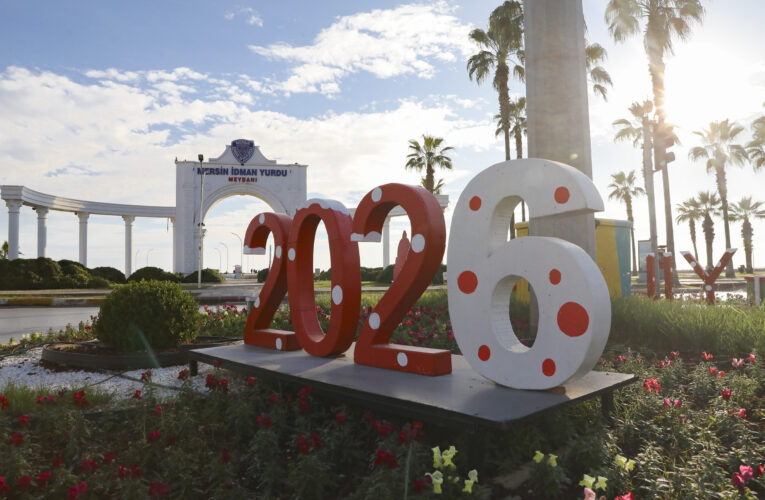 BÜYÜKŞEHİR’İN YENİ YIL TEMALI SÜSLEMELERİ GERİ DÖNÜŞÜMLE HAZIRLANDI