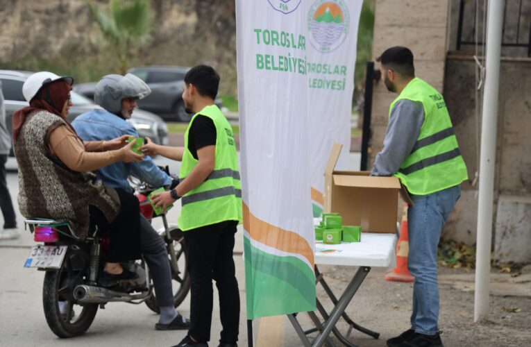 TOROSLAR BELEDİYESİ VATANDAŞLARA KANDİL SİMİDİ DAĞITTI