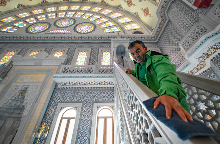 MERSİN BÜYÜKŞEHİR KENT GENELİNDE İBADETHANELERİ TİTİZLİKLE TEMİZLİYOR