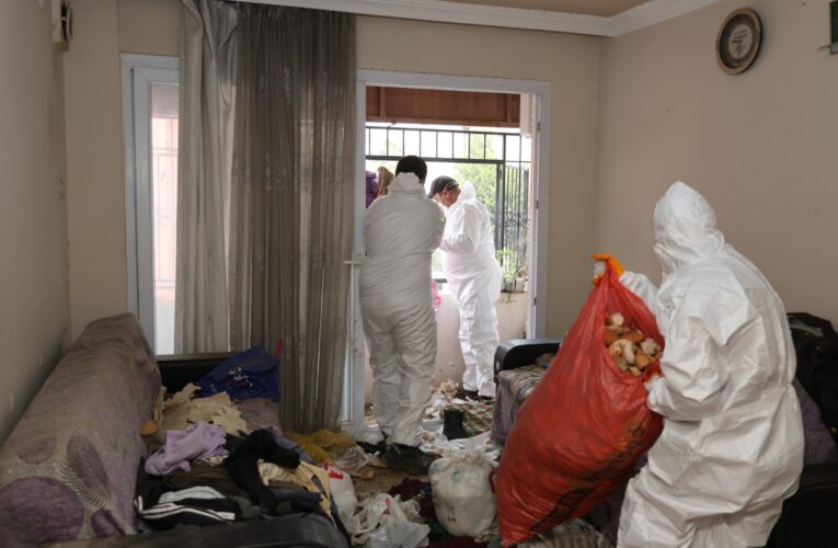 Toroslar Belediyesinden Çöp Ev Temizliği: 8 Ton Atık Çıkarıldı 115 Bin Lira ve Ruhsatsız Silah Bulundu