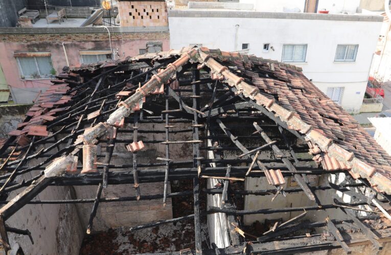 Yangında Zarar Gören Tarihi Mersin Evinin Çatısı Temizlendi