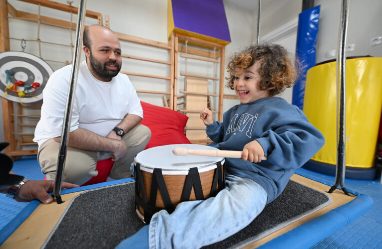 MERSİN BÜYÜKŞEHİR’DEN DMD HASTASI KORAY’A ERGOTERAPİ DESTEĞİ…