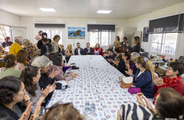 MEZİTLİ’DE KADINLAR ÜRETİYOR, GÜÇLENİYOR; BAŞKAN TUNCER KURSİYERLERLE BULUŞTU